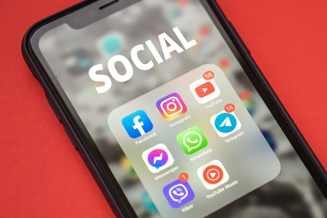 Social media apps on smartphone screen representing decentralized social networks