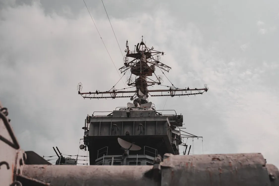 Radar antenna and electronic warfare signal detection equipment