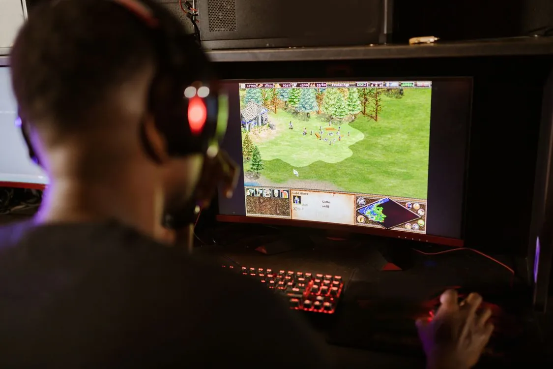 Gaming PC setup displaying a first person shooter