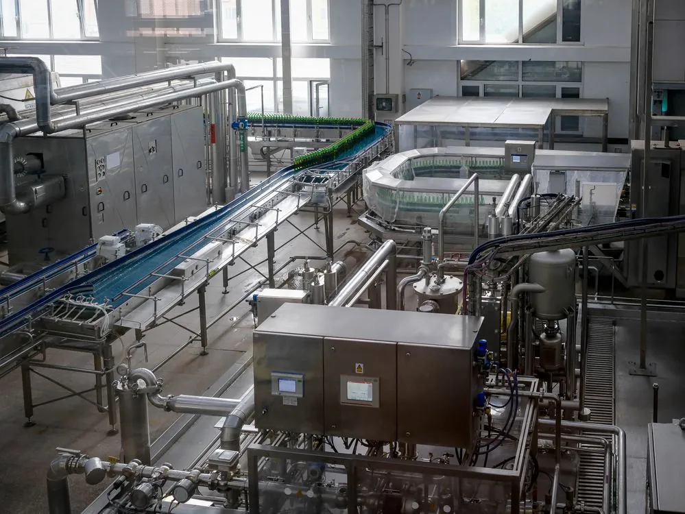 Automated industrial sorting line with conveyor belts and sensors