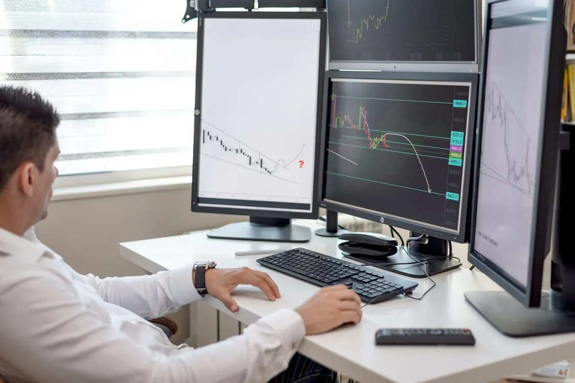 Financial analysts reviewing trading screens for SaaS valuations and Fed rate sensitivity in 2026