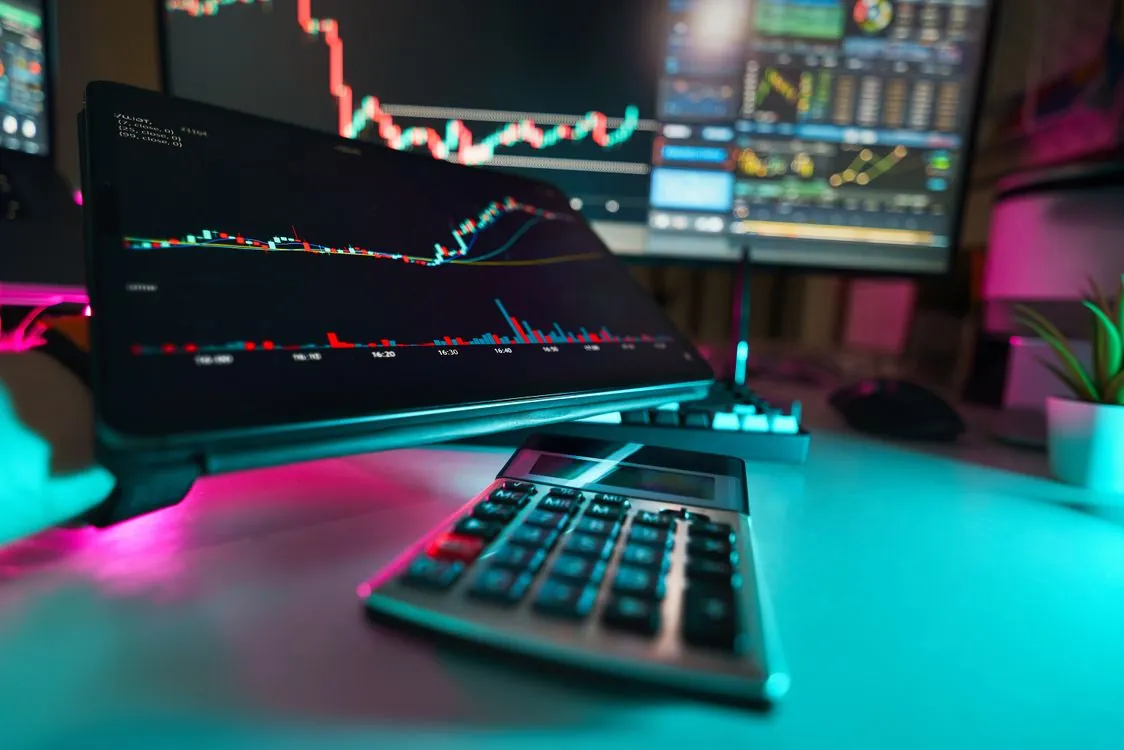 Financial market chart and trading desk for Singapore energy stock analysis