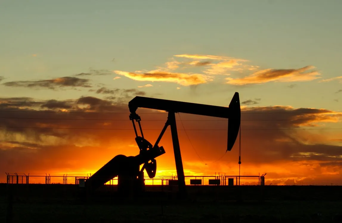 Oil and gas drilling rig under cloudy sky for Tourmaline Oil stock analysis