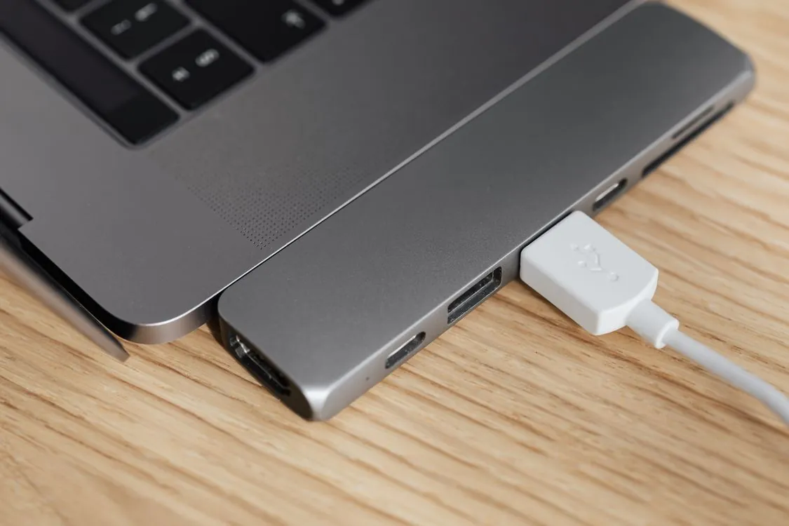 Connecting devices to a powered USB hub