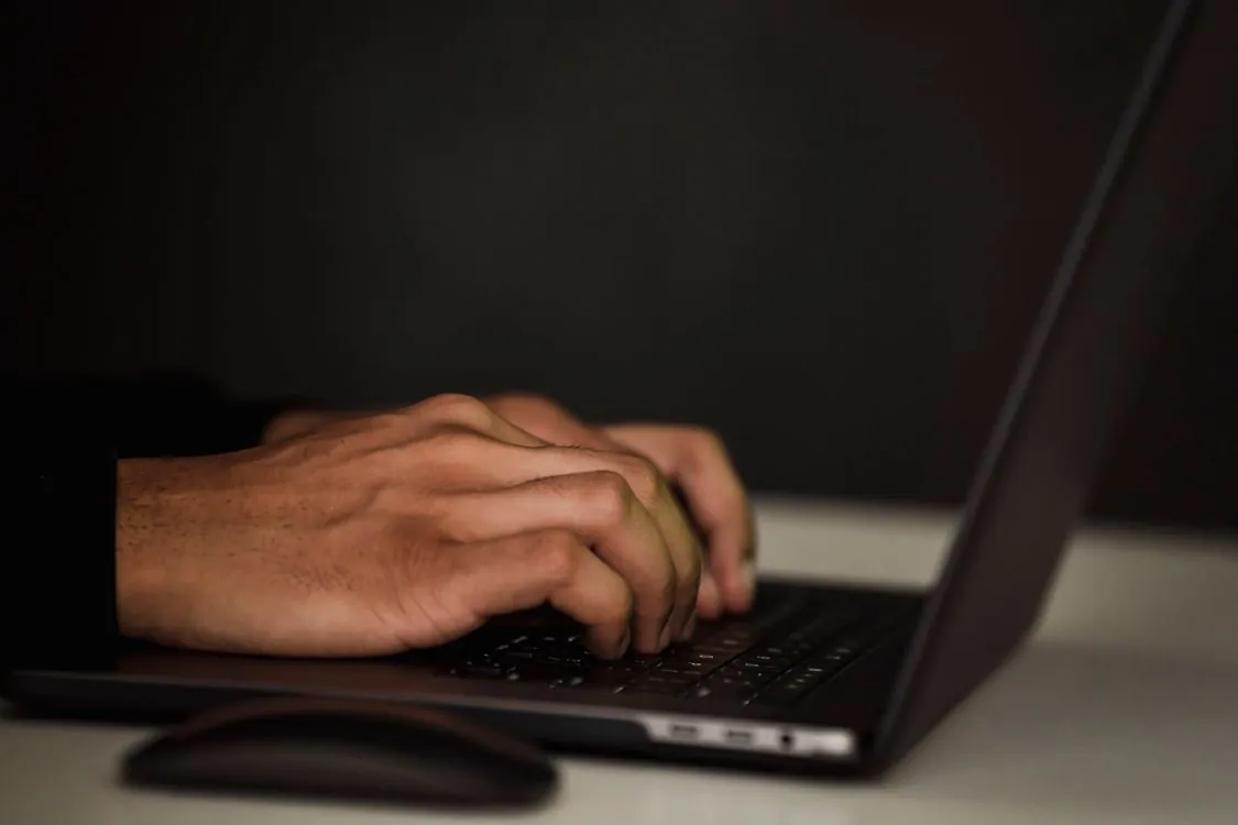 Person using a vintage netbook with Linux installed