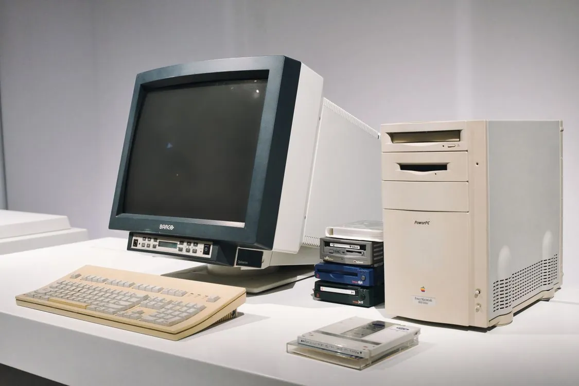 Vintage CRT monitor and keyboard evoking early 1990s Windows software