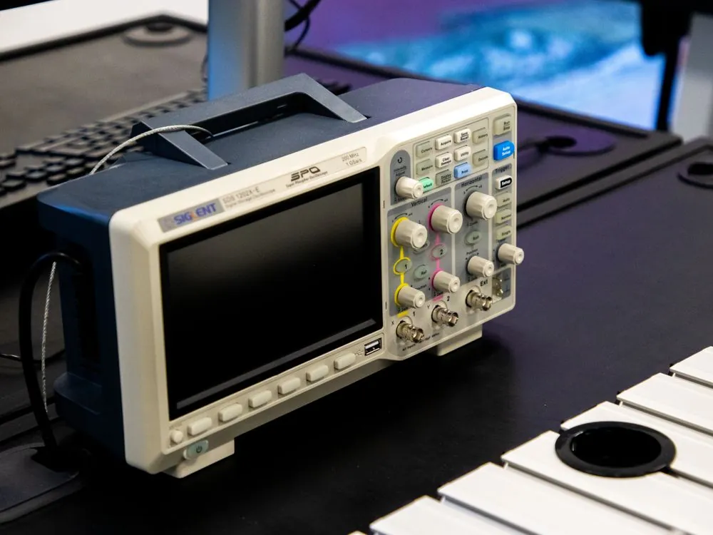 An oscilloscope and spectrum analyzer displaying real-time audio frequency data