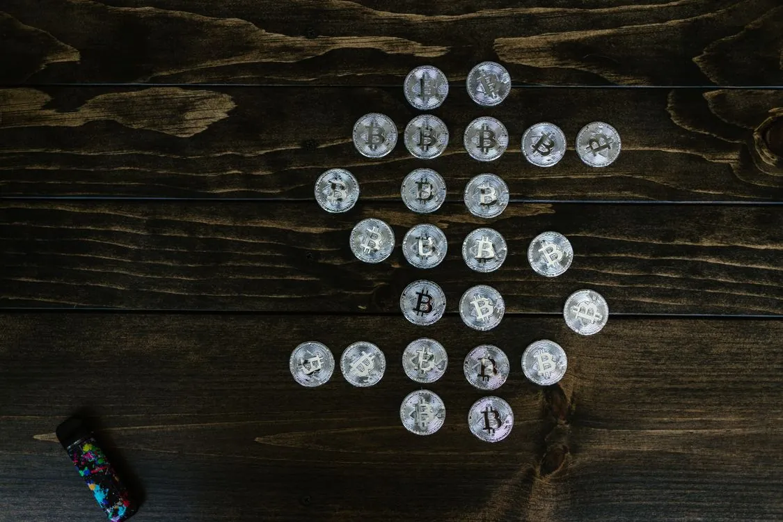 Stablecoin settlement and digital currency rails connecting card networks to on-chain infrastructure
