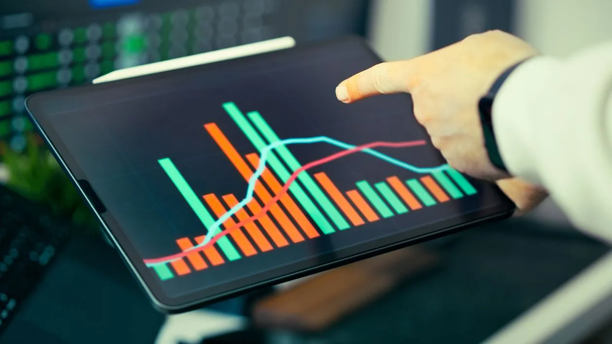 SaaS ARR growth analytics dashboard showing recurring revenue trends